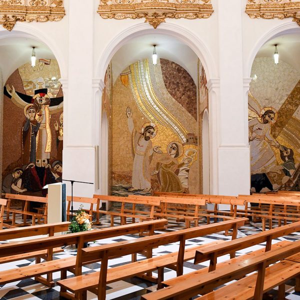 Manresa.- Cova de Sant Ignasi. Església amb els murs decorats amb una sèrie de mosaics inspirats en els Exercissis Espirituals de S. Ignasi fets l’any 2022 pel jesuïta Marko Rupnik (6/2023)