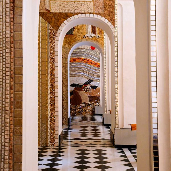 Manresa.- Cova de Sant Ignasi. Església amb els murs decorats amb una sèrie de mosaics inspirats en els Exercissis Espirituals de S. Ignasi fets l’any 2022 pel jesuïta Marko Rupnik (6/2023)