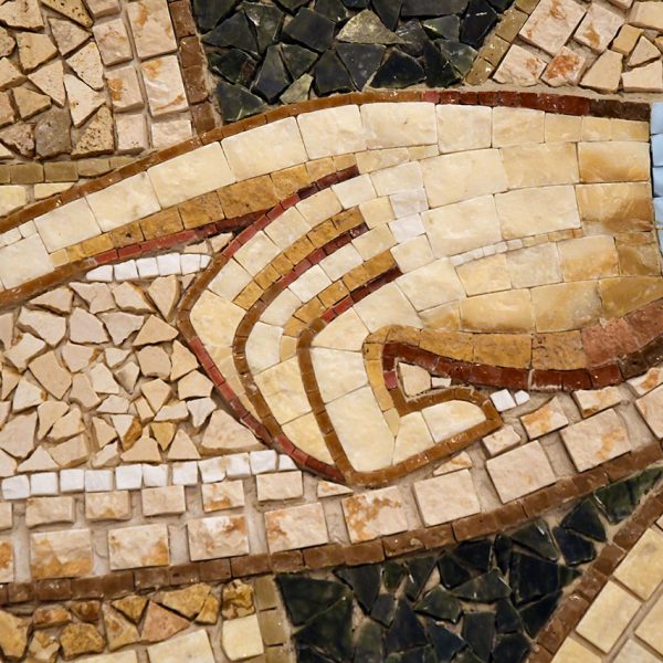 Manresa.- Cova de Sant Ignasi. Església- Detall del mosaic “El Vedell d’Or” que nostra la tècnica constructiva amb marbres del cinc continents, vidres, pigments, ceràmica, etc. (6/2023)