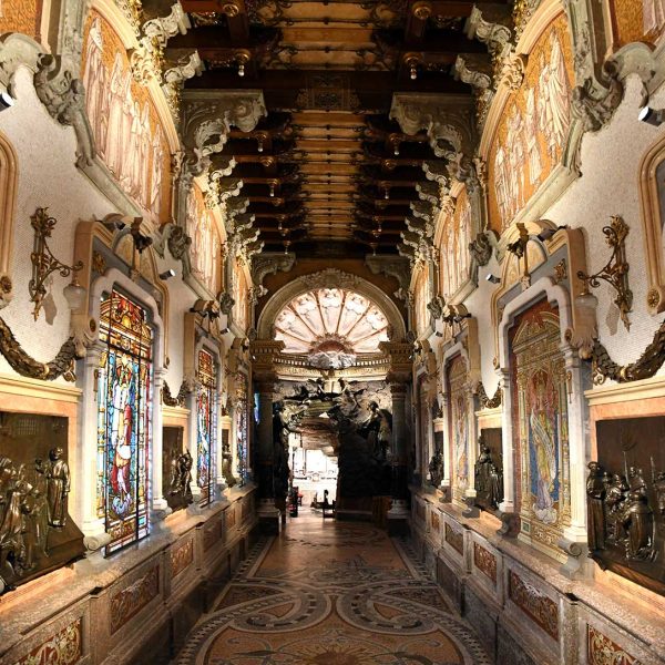 Manresa.- Cova de Sant Ignasi - Vestíbul modernista que enllaça l’església amb la Santa Cova reformat entre els anys 1915 i 1918 decorat per Martí Coronas (6/2023)