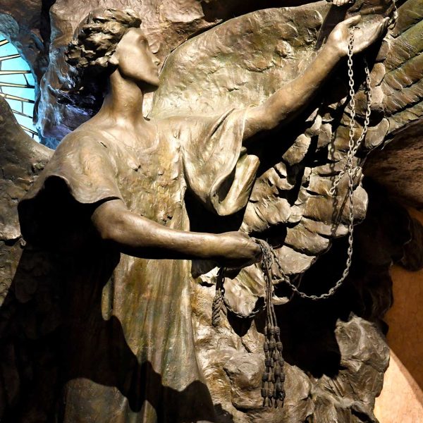 Manresa.- Cova de Sant Ignasi – Mur d’entrada a la Cova decorat amb àngels de bronze de Josep Llimona (6/2023)