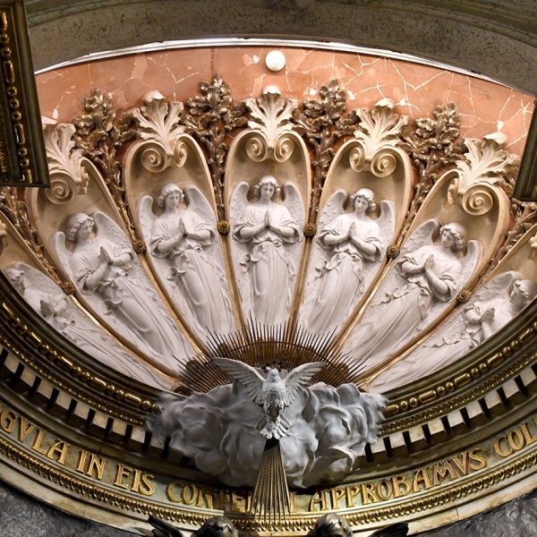 Manresa.- Cova de Sant Ignasi – Cúpula del mur d’entrada a la Cova decorada amb un ventall d’àngels en actitud de pregària i als peus l’Esperit Sant (6/2023)