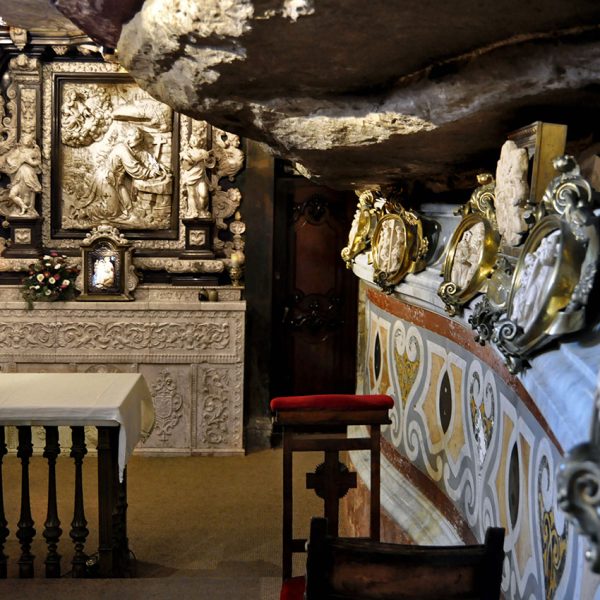 Manresa.- Cova de Sant Ignasi erigida a la balma on va fer penitència Sant Ignasi decorada pels escultors Joan i Francesc Grau (Pare i fill) i del seu deixeble Pau Sunyer (6/2014)