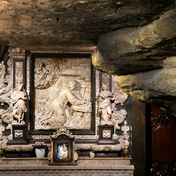 Manresa.- Cova de Sant Ignasi – Retaule d’alabastre barroc fet amb marbre blanc i negre l’any 1671 obra dels escultors Joan i Francesc Grau i Pau Sunyer (6/2023