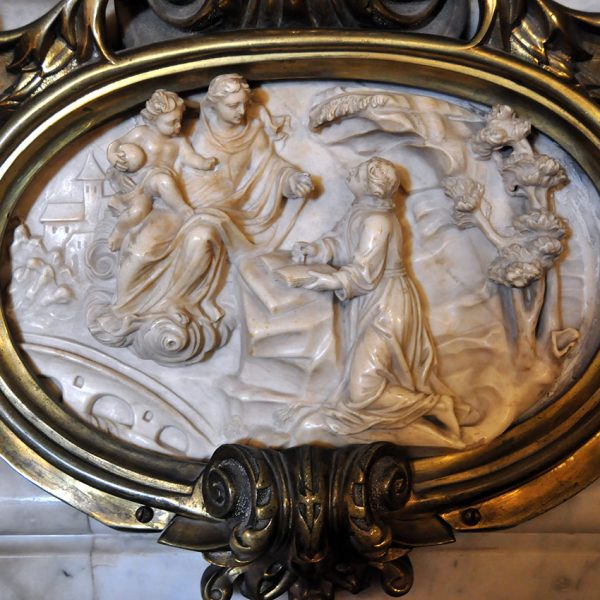 Manresa.- Cova de Sant Ignasi – Relleus d’alabastre que decoren els murs de la dreta de la cova (6/2014)