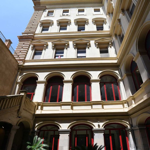 Manresa.- Cova de Sant Ignasi. Claustre del convent d’estil eclèctic adossat a ponent de l’església amb façanes de composició simètrica de quatre pisos d’alçada (6/2023)