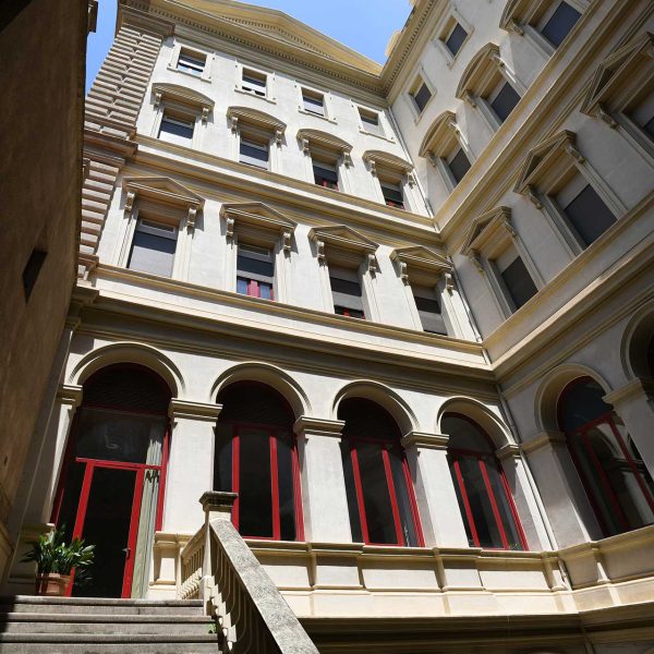 Manresa.- Cova de Sant Ignasi. Claustre del convent d’estil eclèctic adossat a ponent de l’església amb façanes de composició simètrica de quatre pisos d’alçada (6/2023)