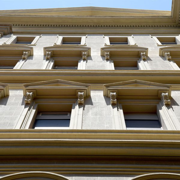 Manresa.- Cova de Sant Ignasi. Façana del claustre del convent amb finestres acabades amb frontons triangulars o d’arc rebaixat en el segon i tercer pis i recte en el quart (6/2023)