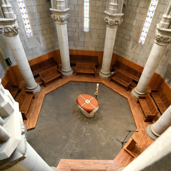 Manresa.- Basílica de Santa Maria, S. XIV.- Baptisteri de planta octogonal envoltada amb vuit columnes que suporten la cúpula. Al centre trobem la pica baptismal de marbre del S. XVII (1/2024)