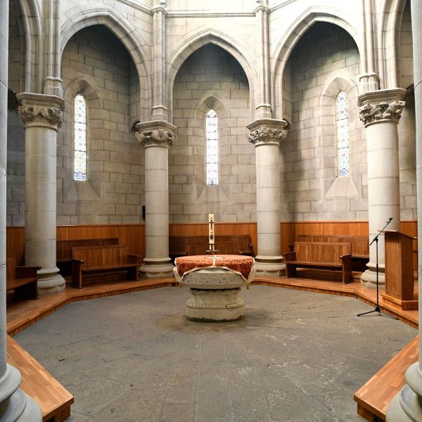 Manresa.- Basílica de Santa Maria, S. XIV.- Baptisteri de planta octogonal envoltada amb vuit columnes que suporten la cúpula. Al centre trobem la pica baptismal de marbre del S. XVII (1/2024)