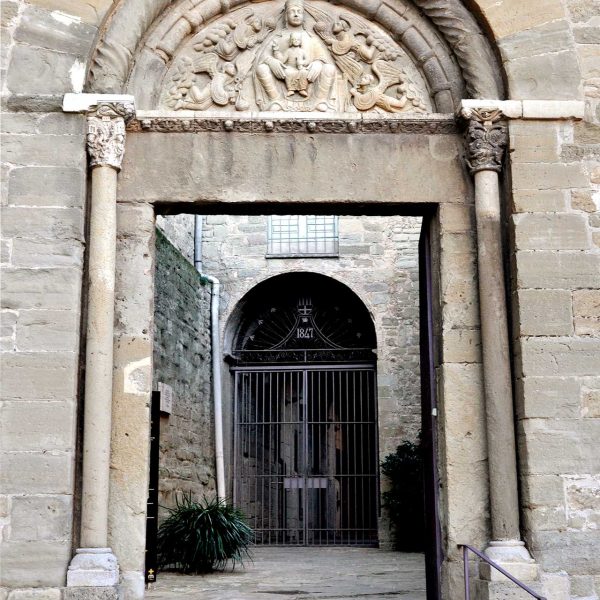 Manresa.- Basílica de Santa Maria, S. XIV.- Porta romànica de dos arquivoltes suportades per columnes amb capitells. En el timpà hi ha una reproducció de la Mare de Déu amb el Nen (2/2014)