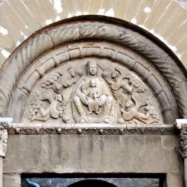 Manresa.- Basílica de Santa Maria, S. XIV.- Timpà de la porta romànica amb la reproducció de la Mare de Déu amb el Nen envoltats d’àngels. El timpà original es troba en el claustre (2/2014)