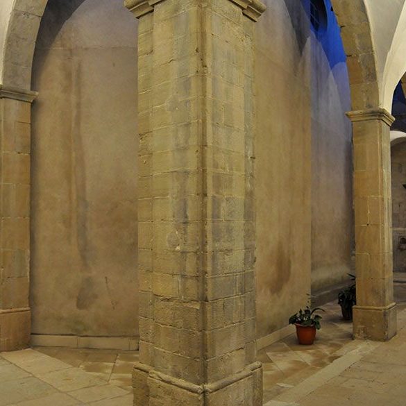 Manresa.- Basílica de Santa Maria - Claustre neoclàssic del S. XVIII de quatre galeries on es troba l’accés a l’espai Abat Oliba que mostra les fases de construcció de la Seu (2/2014)