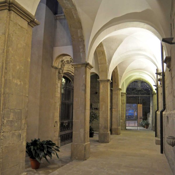 Manresa.- Basílica de Santa Maria - Claustre neoclàssic del S. XVIII de quatre galeries. A l’esquerra s’alça la capella de la Puríssima Concepció o dels Favets del S. XIX (2/2014)