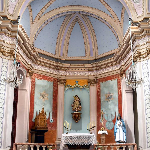 Manresa.- Basílica de Santa Maria – Capella neoclàssica de la Puríssima Concepció o dels Favets, S. XIX situada dins el claustre. Es de planta rectangular, absis poligonal i cúpula (2/2014)