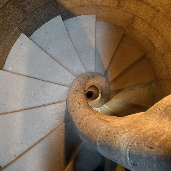 Manresa.- Escala de cargol situada entre el porxo i el baptisteri que dona accés al Museu Històric de la Seu inaugurat l’any 1934 (1/2024)