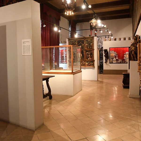 Manresa.- Museu Històric de la Seu inaugurat l’any 1934. Mostra una col·lecció de fragments de retaules, un Crist romànic i objectes d’orfebreria i indumentària litúrgica (1/2024)