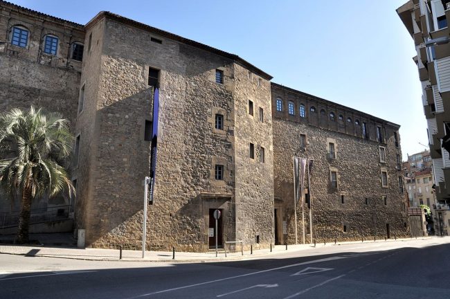 Manresa.- Museu de Manresa (Antic Col·legi Sant Ignasi), edifici quadrangular del 1750de planta baixa i tres pisos amb façanes planes construït al voltant d’un pati central 6/2012)