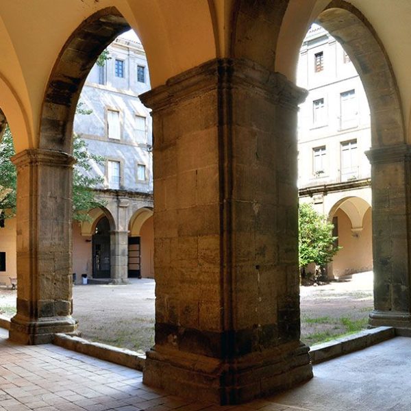 Manresa.- Museu de Manresa (Antic Col·legi Sant Ignasi).- Claustre porticat neoclàssic al voltant del qual es desenvolupa el rest de l’edifici del S. XVIII (6/2012)