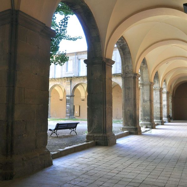 Manresa.- Museu de Manresa (Antic Col·legi Sant Ignasi).- Claustre porticat neoclàssic al voltant del qual es desenvolupa el rest de l’edifici del S. XVIII (6/2012)