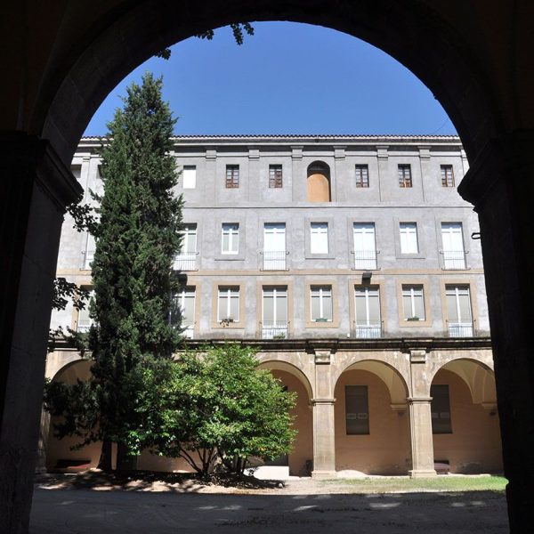 Manresa.- Museu de Manresa (Antic Col·legi Sant Ignasi).- Claustre porticat neoclàssic al voltant del qual es desenvolupa el rest de l’edifici del S. XVIII (6/2012)