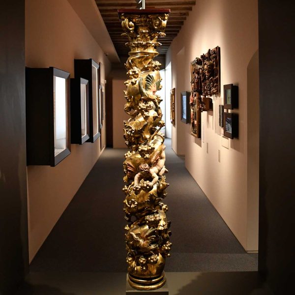 Manresa.- Museu de Manresa – Sales expositives del primer pis dedicades al barroc – Columna salomònica del S. XVII, talla daurada i policromada anònima (4/2024)