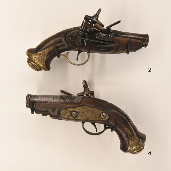 Manresa.- Museu de Manresa – Sales expositives del primer pis dedicades al barroc – Pistoles de fusta tallada i metall cisellat del S. XVIII de Ripoll (4/2024)