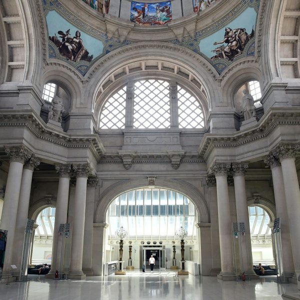 Barcelona.- Palau Nacional construït entre 1926/1929.- Vestíbul del primer pis on hi destaca la gran cúpula decorada amb pintures murals obra de de Francesc Galí (6/2024)