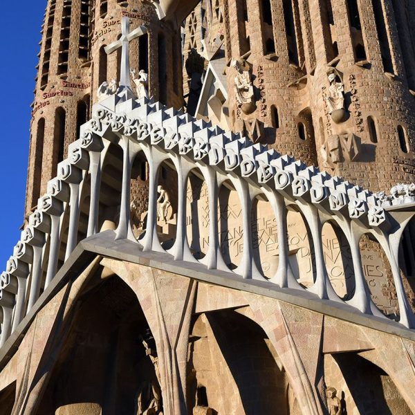 Barcelona.- Sagrada Família – Façana de la Passió – Cimari format per divuit columnes que sostenen uns medallons amb lletres on es llegeix “Jesus Nazarenus / Rex Judeorum” (11/2023)