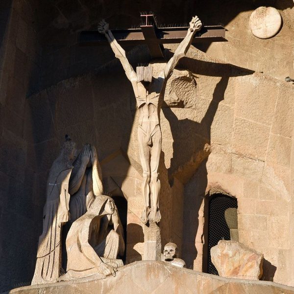 Barcelona.- Sagrada Família – Façana de la Passió amb escultures de Josep Maria Subirachs – Grup de l’escena de la Crucifixió format per S. Joan, la Verge i les Tres Maries (11/2023)