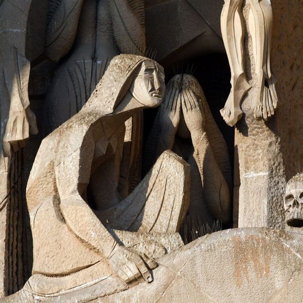 Barcelona.- Sagrada Família – Façana de la Passió amb escultures de Josep Maria Subirachs – Grup de l’escena de la Crucifixió format per S. Joan, La Verge i les Tres Maries (2/2025)