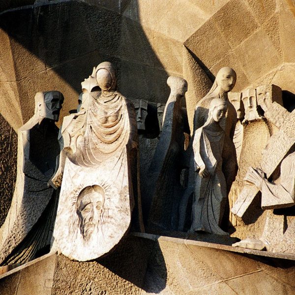 Barcelona.- Sagrada Família – Façana de la Passió – Escena del Calvari amb Jesucrist ajudat per Simó de Cirene a portar la creu, la Verge Maria, Maria Magdalena i Maria de Cleofás (3/2000)