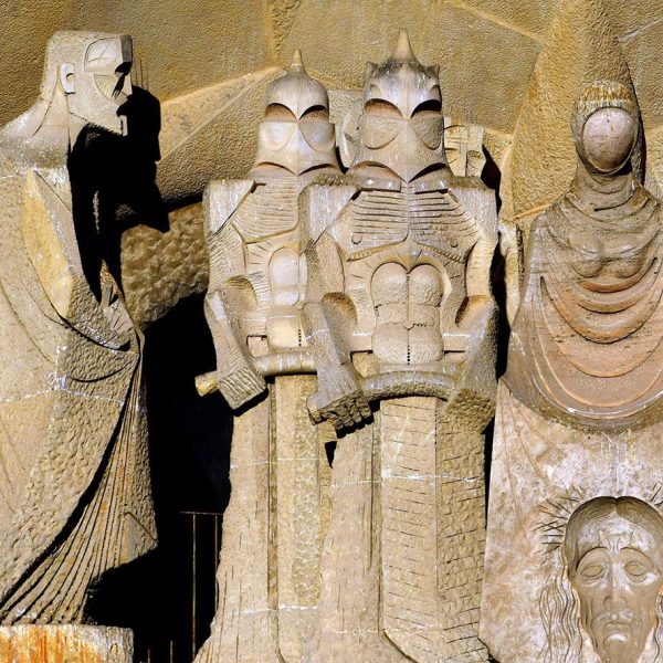 Barcelona.- Sagrada Família – Façana de la Passió - Escena del Calvari on es veuen Sant Joan amb la cara de Gaudí a l’esquerra, dos soldats i La Verónica mostrant el rostre de Jesús (11/2023)