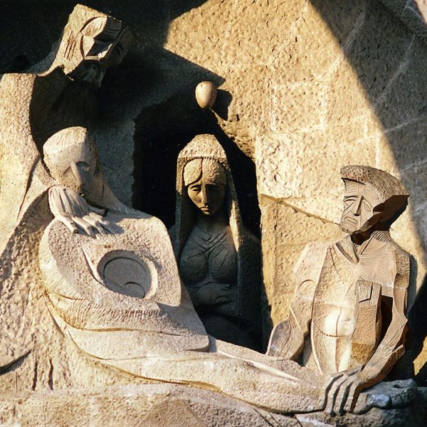 Barcelona.- Sagrada Família – Façana de la Passió - Escena de l’Enterrament on S. Josep d’Arimatea i Nicodemo, amb la cara de Subirachs (dreta) dipositen el cos de Jesús al sepulcre i la Verge (9/2006