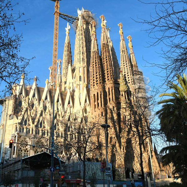 Barcelona.- Sagrada Família – Façana del Naixement iniciada l’any 1901 que consta de quatre torres i tres portals decorada amb una profusa decoració pictòrica (2/2025)