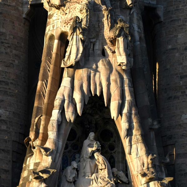 Barcelona.- Sagrada Família – Façana del Naixement amb l’escena de la coronació de la Verge i al damunt surt un xiprer representant l’arbre de la vida (2/2025)