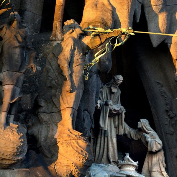 Barcelona.- Sagrada Família – Façana del Naixement –Àngels trompeters anunciant el naixement de Jesús de l’escultor Llorenç Matamala i Piñol (12/2014)