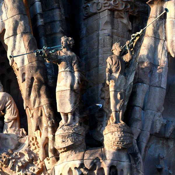 Barcelona.- Sagrada Família – Façana del Naixement –Àngels trompeters anunciant el naixement de Jesús de l’escultor Llorenç Matamala i Piñol (2/2025)
