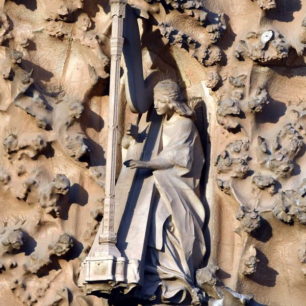 Barcelona.- Sagrada Família – Façana del Naixement – Arpista que decora el Portal de la Caritat (12/2014)