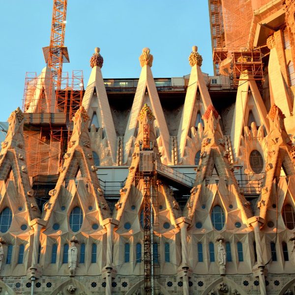 Barcelona.- Sagrada Família – Façana del Naixement – Sector del claustre que recorre envoltant el temple que s’utilitzaria per les processons i per aïllar el temple de l’exterior (12/2014)