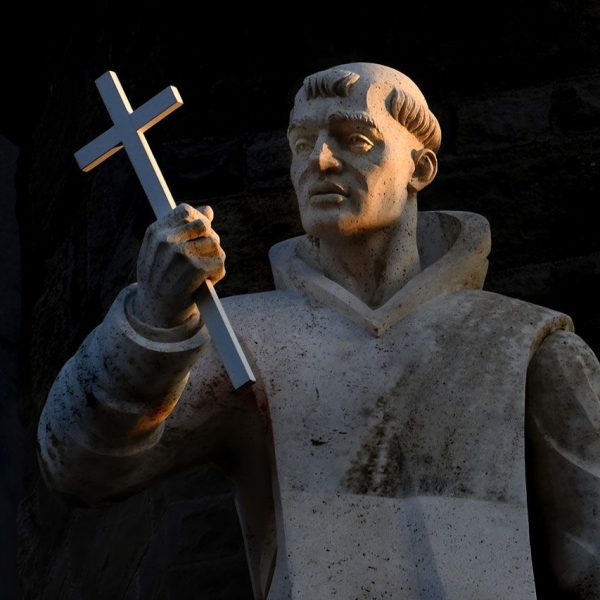 Barcelona.- Sagrada Família – Absis situat amb un estil proper al neogòtic amb una profusa decoració dedicada als Sants fundadors d’ordres religioses com la de la imatge mostrant a Sant Bru (2/2025