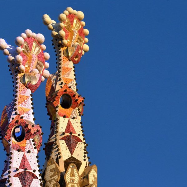 Barcelona.- Sagrada Família – Part superior de dues de les torres de les façanes de 98 i 107 m. que es component de: Mitra (coronament); Bàcul (òcul central) i Anell (part inferior) (2/2025)