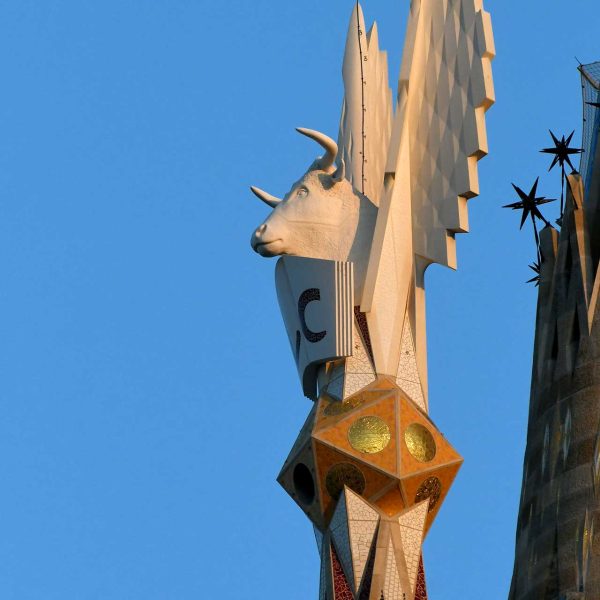 Barcelona.- Sagrada Família – Torre de l’evangelista Sant Lluc de 135 m. d’altura culminada amb la figura al·legòrica del brau (2/2025)