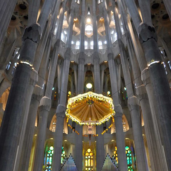 Barcelona.- Sagrada Família de cinc naus, transsepte, absis amb deambulatori i set capelles amb una estructura arborescent amb pilars inclinats en forma de branques (11/2010)