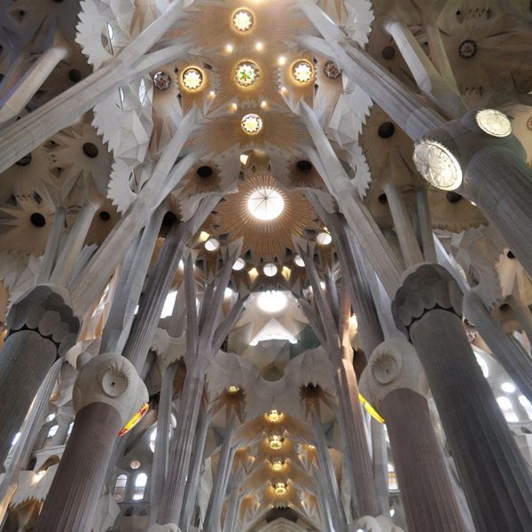 Barcelona.- Sagrada Família coberta amb voltes hiperboloides amb pilars inclinats que a partir dels nus s’articulen en forma de branques (11/2010)