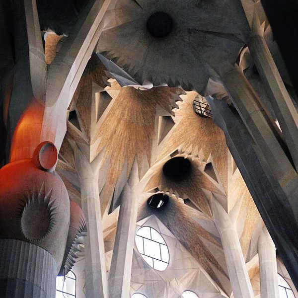 Barcelona.- Sagrada Família coberta amb voltes hiperboloides amb pilars inclinats que a partir dels nus s’articulen en forma de branques (11/2010)
