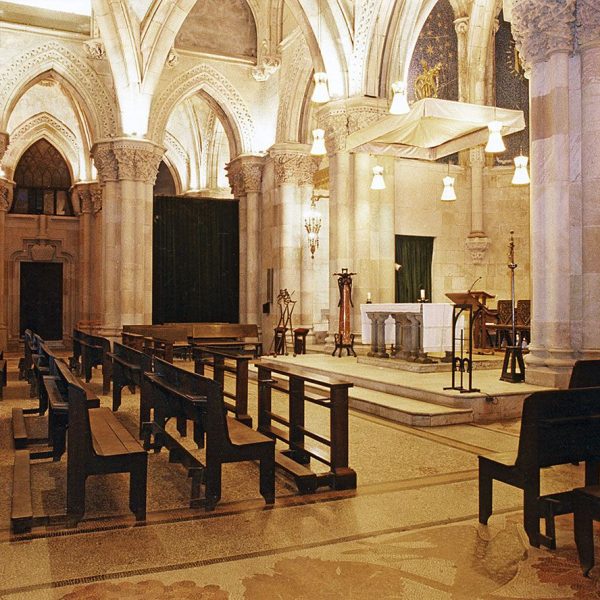 Barcelona.- Sagrada Família – Cripta d’estil neogòtic començada l’any 1882 de planta circular que consta de un deambulatori amb set capelles en forma de rotonda i altres cinc en línia recte (10/2003)