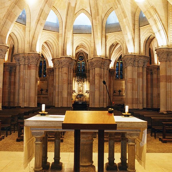 Barcelona.- Sagrada Família – Cripta d’estil neogòtic començada l’any 1882 – Vista del fons de la nau de planta circular coberta amb volta gòtica (10/2003)