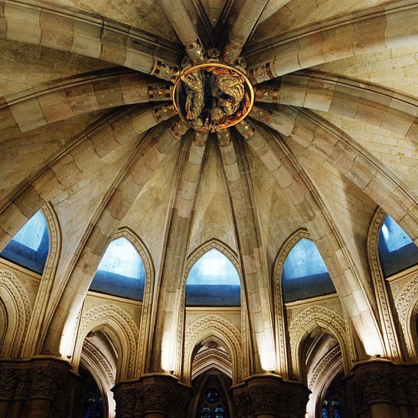 Barcelona.- Sagrada Família – Cripta d’estil neogòtic començada l’any 1882 – Coberta de la volta central amb una clau policromada dedicada a l’Anunciació obra de l’escultor Joan Flotats (10/2013)