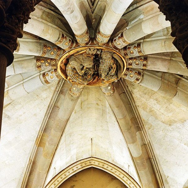 Barcelona.- Sagrada Família – Cripta d’estil neogòtic començada l’any 1882 – Coberta de la volta central amb una clau policromada dedicada a l’Anunciació obra de l’escultor Joan Flotats (10/2013)